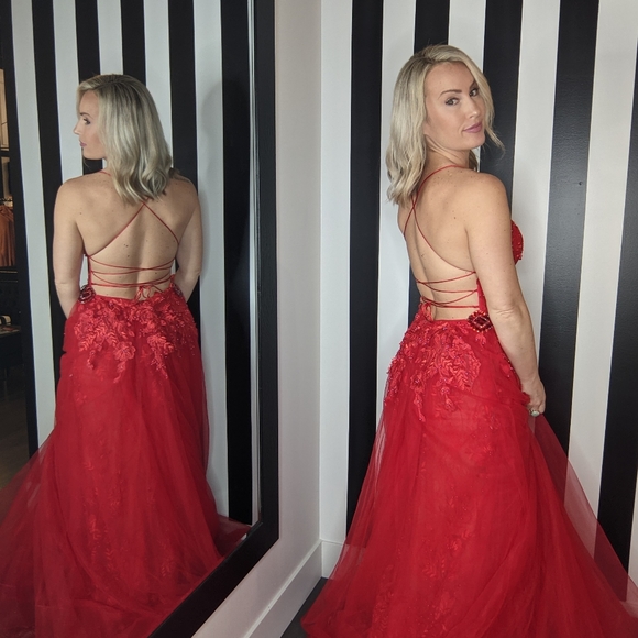 Beautiful red gown - Picture 4 of 5